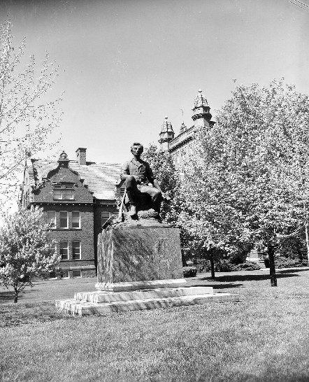 Lincoln Statue from front