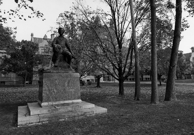 Lincoln Statue from front